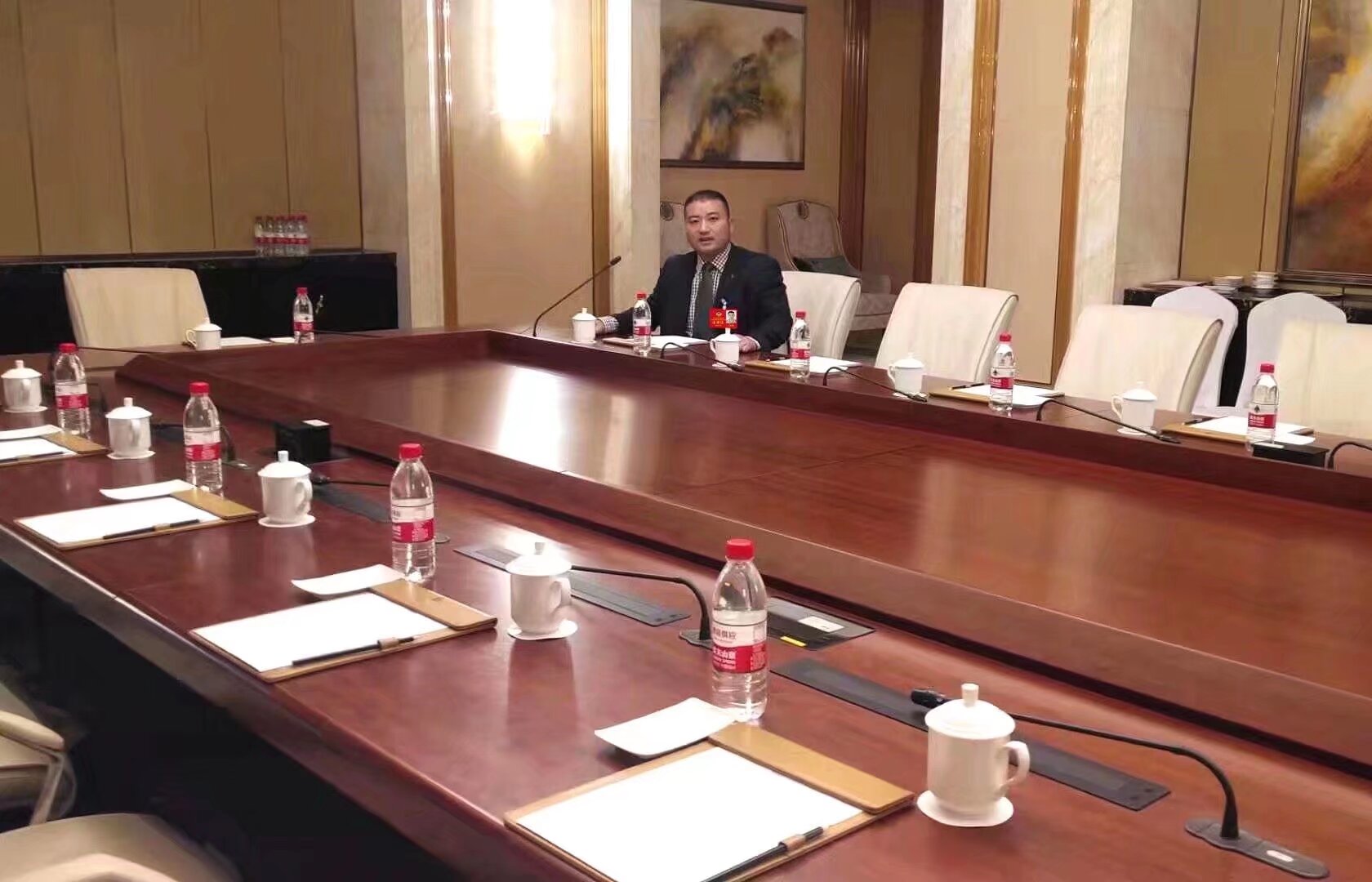 努力工作的人，未来会有选择回归家庭的权利，一上来就选择回归家庭的人，未来可就不一定还有选择工作的权利了。生活的根本问题不是你想要什么，而是你愿意为什么而奋斗