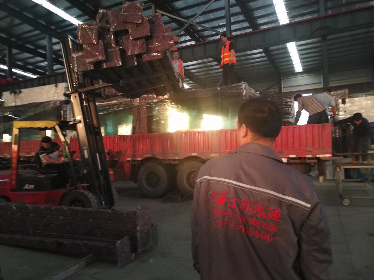 西安不锈钢候车亭连夜装车发货 大家辛苦了