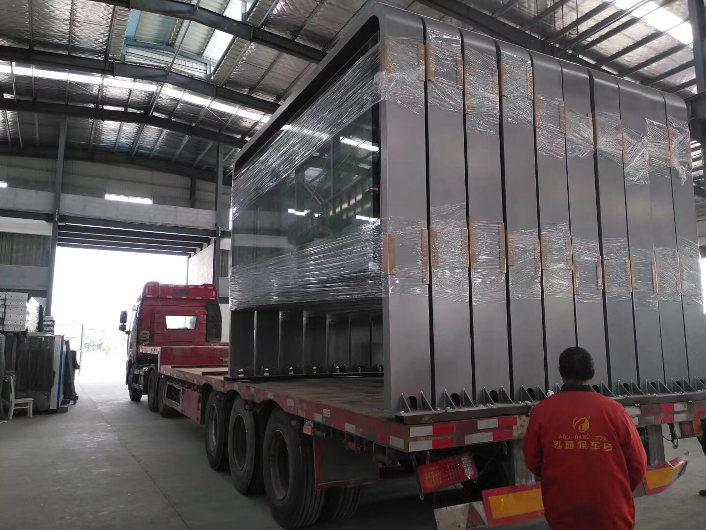 江苏泓通科技正在装车发往江苏南京订制公交站台